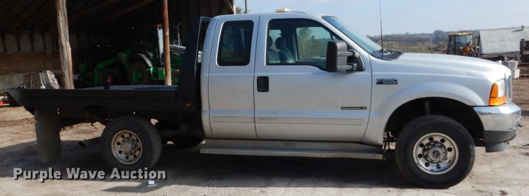 image for item EC9134 2001 Ford F250 Super Duty SuperCab flatbed  pickup truck