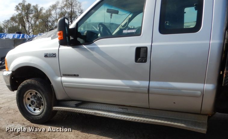 image for item EC9134 2001 Ford F250 Super Duty SuperCab flatbed  pickup truck