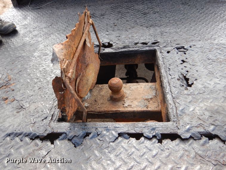 image for item EC9134 2001 Ford F250 Super Duty SuperCab flatbed  pickup truck