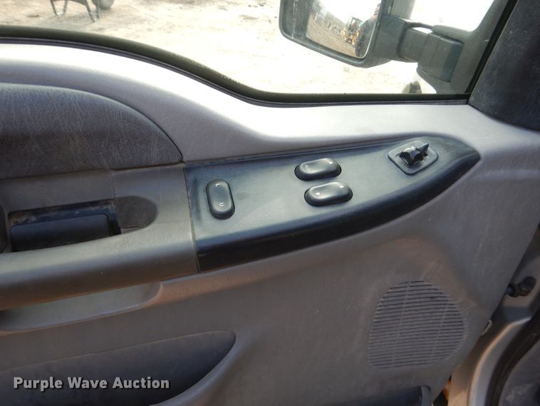 image for item EC9134 2001 Ford F250 Super Duty SuperCab flatbed  pickup truck