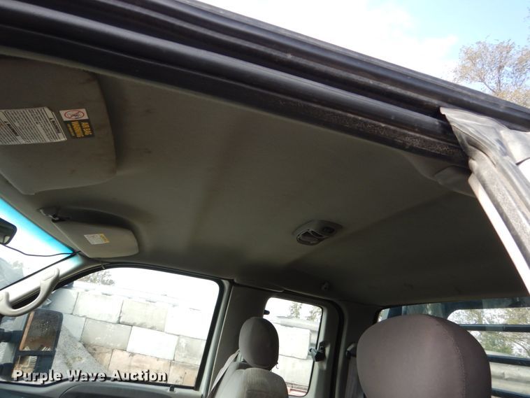 image for item EC9134 2001 Ford F250 Super Duty SuperCab flatbed  pickup truck