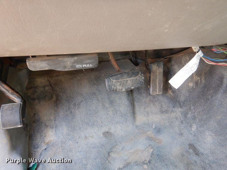 image for item EC9134 2001 Ford F250 Super Duty SuperCab flatbed  pickup truck