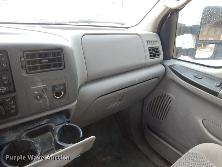 image for item EC9134 2001 Ford F250 Super Duty SuperCab flatbed  pickup truck