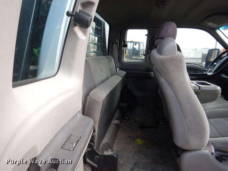 image for item EC9134 2001 Ford F250 Super Duty SuperCab flatbed  pickup truck