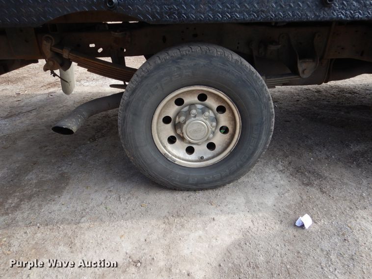 image for item EC9134 2001 Ford F250 Super Duty SuperCab flatbed  pickup truck