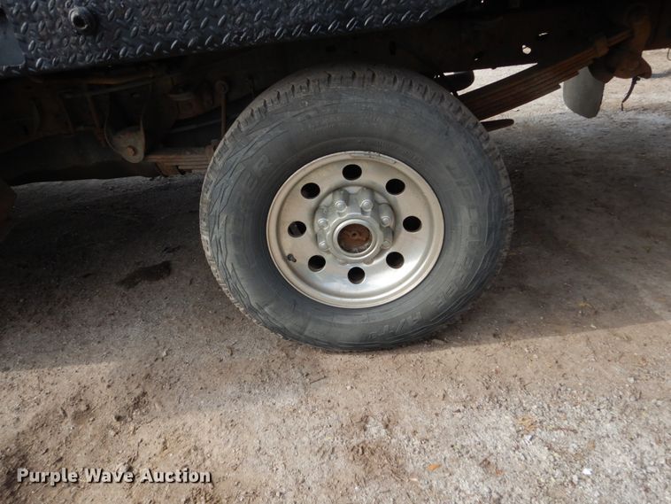 image for item EC9134 2001 Ford F250 Super Duty SuperCab flatbed  pickup truck