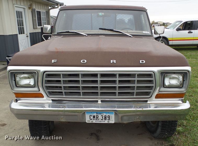 image for item EM9248 1979 Ford F250 flatbed pickup truck