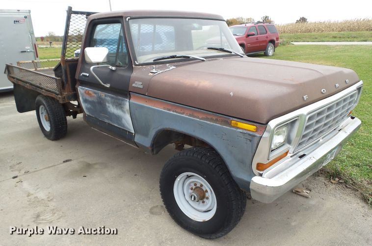 image for item EM9248 1979 Ford F250 flatbed pickup truck