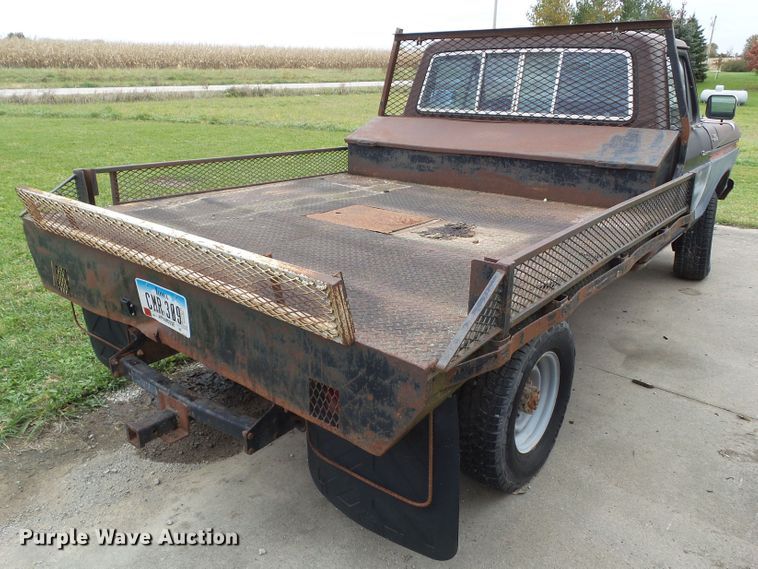image for item EM9248 1979 Ford F250 flatbed pickup truck