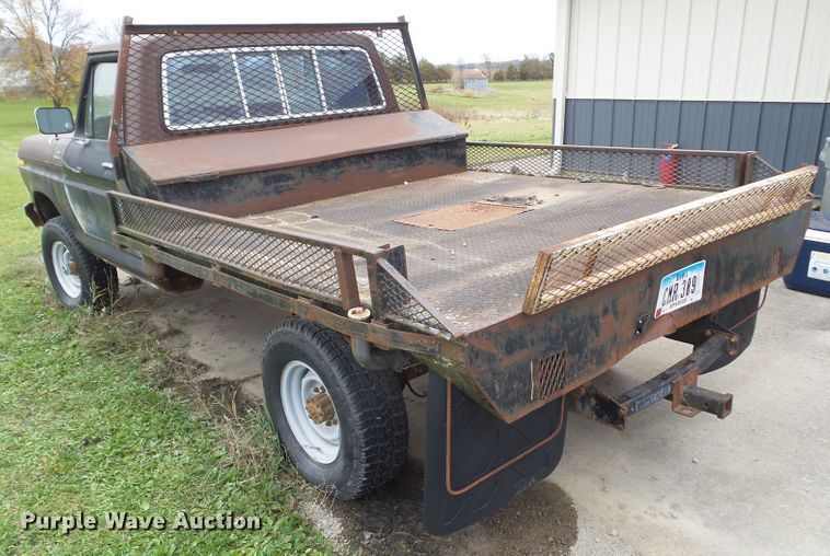 image for item EM9248 1979 Ford F250 flatbed pickup truck