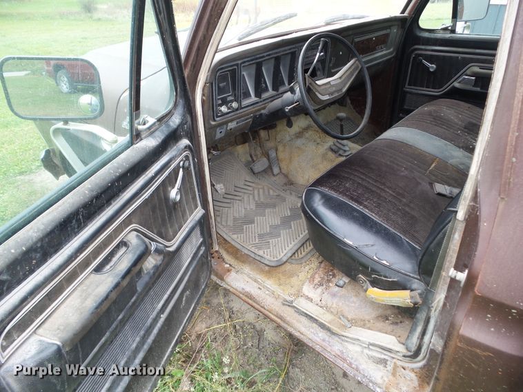 image for item EM9248 1979 Ford F250 flatbed pickup truck