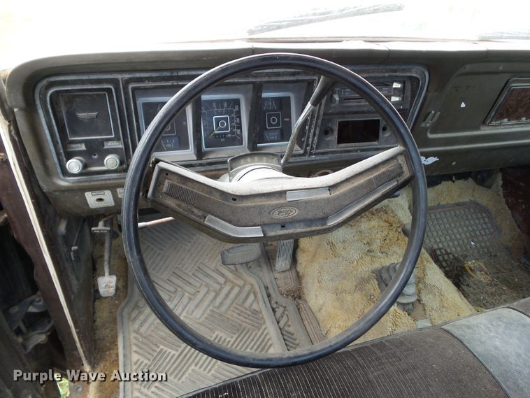 image for item EM9248 1979 Ford F250 flatbed pickup truck