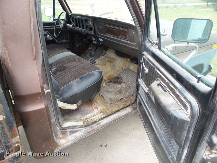 image for item EM9248 1979 Ford F250 flatbed pickup truck