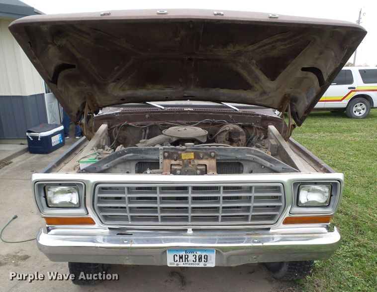 image for item EM9248 1979 Ford F250 flatbed pickup truck