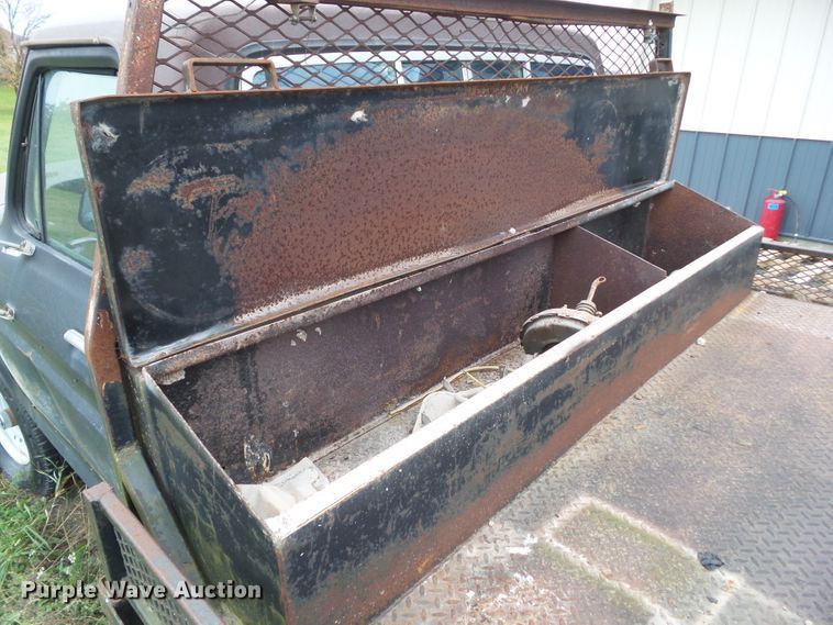 image for item EM9248 1979 Ford F250 flatbed pickup truck