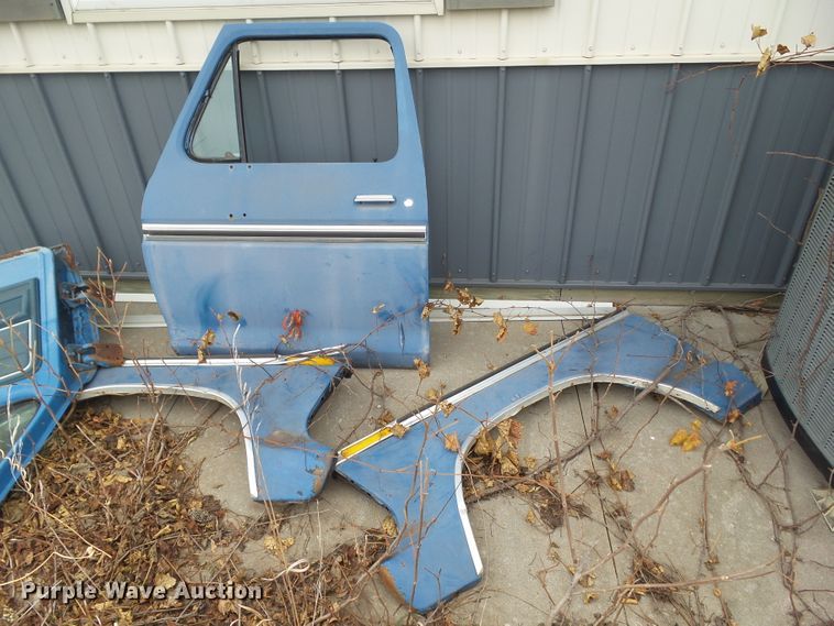 image for item EM9248 1979 Ford F250 flatbed pickup truck