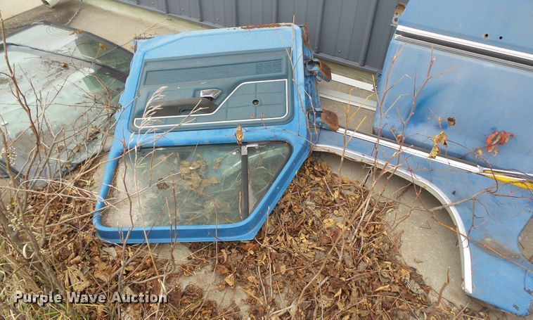 image for item EM9248 1979 Ford F250 flatbed pickup truck