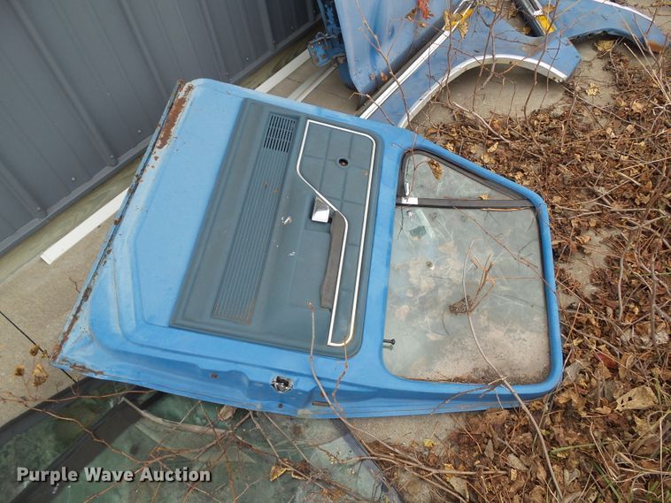 image for item EM9248 1979 Ford F250 flatbed pickup truck