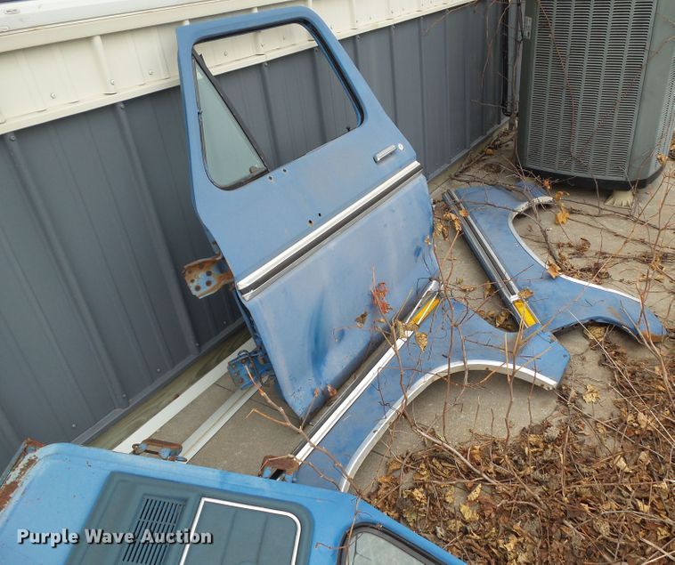 image for item EM9248 1979 Ford F250 flatbed pickup truck