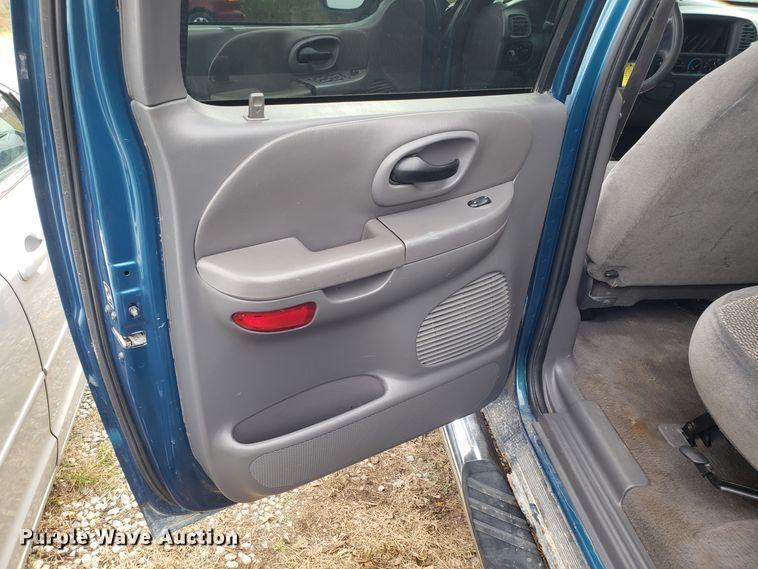 image for item ET9945 2001 Ford F150 SuperCrew pickup truck