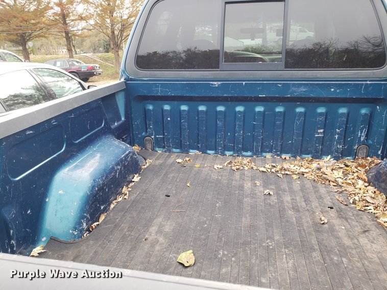 image for item ET9945 2001 Ford F150 SuperCrew pickup truck