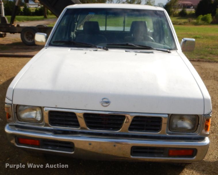 image for item EY9319 1997 Nissan King Cab pickup truck