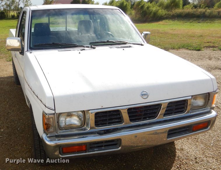 image for item EY9319 1997 Nissan King Cab pickup truck