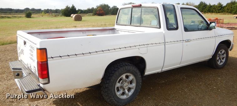 image for item EY9319 1997 Nissan King Cab pickup truck