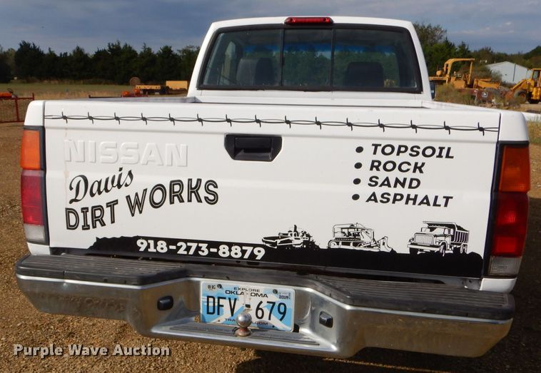 image for item EY9319 1997 Nissan King Cab pickup truck