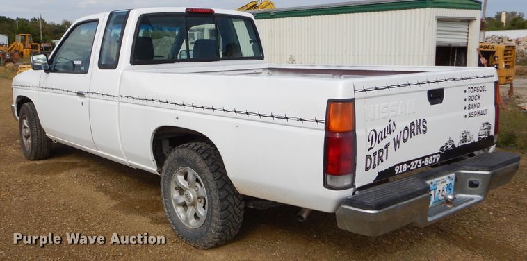 image for item EY9319 1997 Nissan King Cab pickup truck