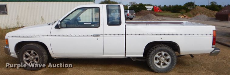 image for item EY9319 1997 Nissan King Cab pickup truck