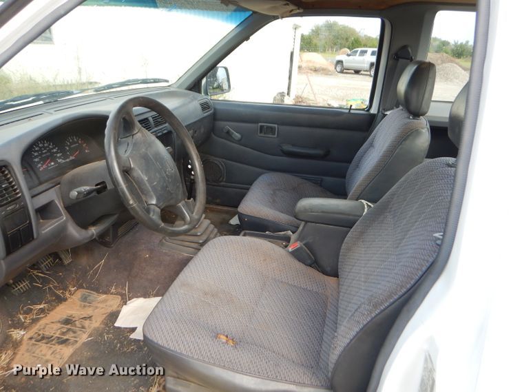 image for item EY9319 1997 Nissan King Cab pickup truck