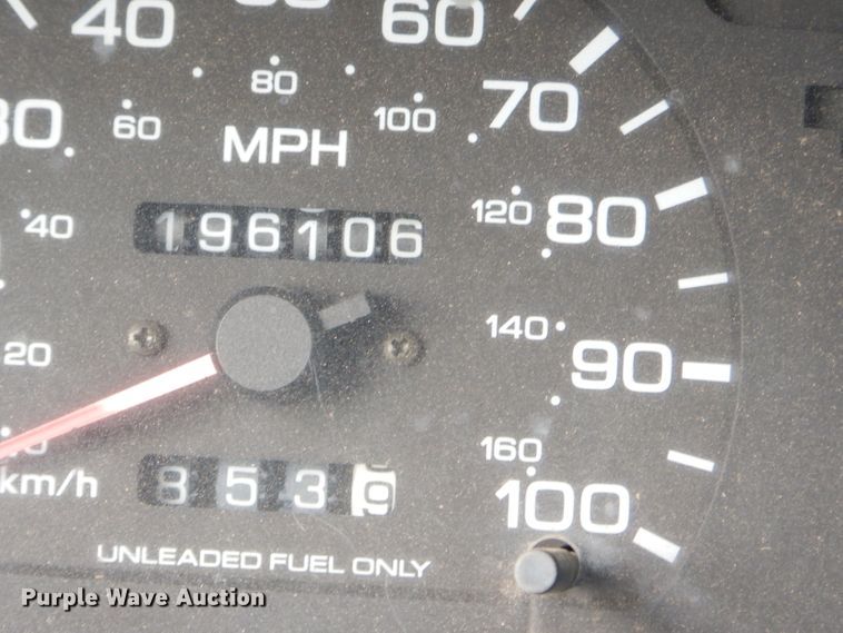 image for item EY9319 1997 Nissan King Cab pickup truck