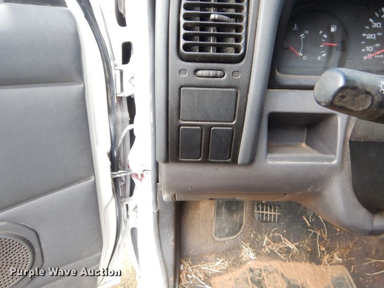 image for item EY9319 1997 Nissan King Cab pickup truck