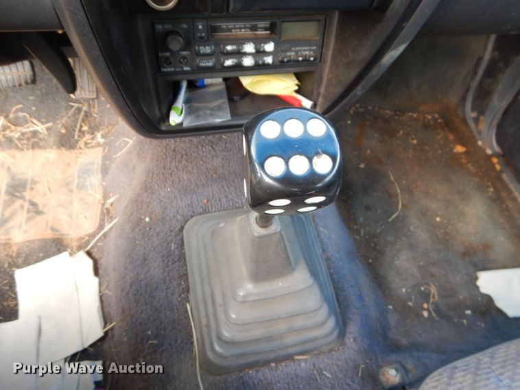 image for item EY9319 1997 Nissan King Cab pickup truck