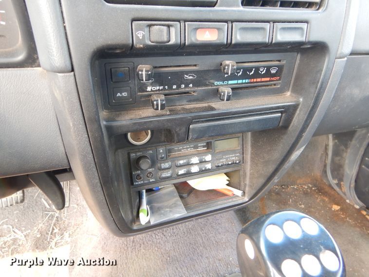 image for item EY9319 1997 Nissan King Cab pickup truck