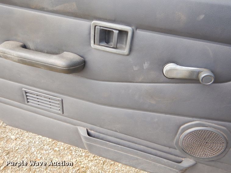 image for item EY9319 1997 Nissan King Cab pickup truck