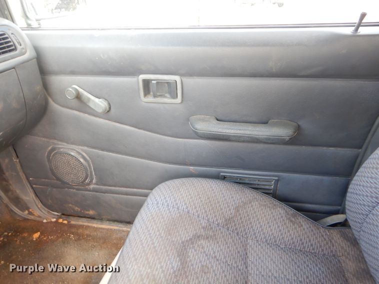 image for item EY9319 1997 Nissan King Cab pickup truck