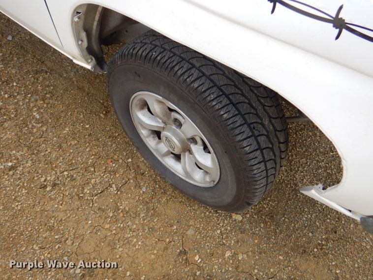 image for item EY9319 1997 Nissan King Cab pickup truck