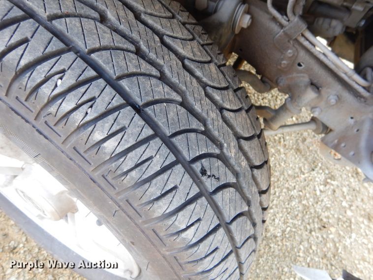 image for item EY9319 1997 Nissan King Cab pickup truck