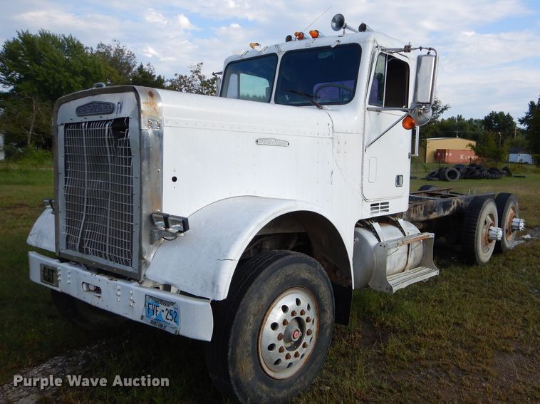 image for item EY9326 1980 Freightliner truck cab and chassis