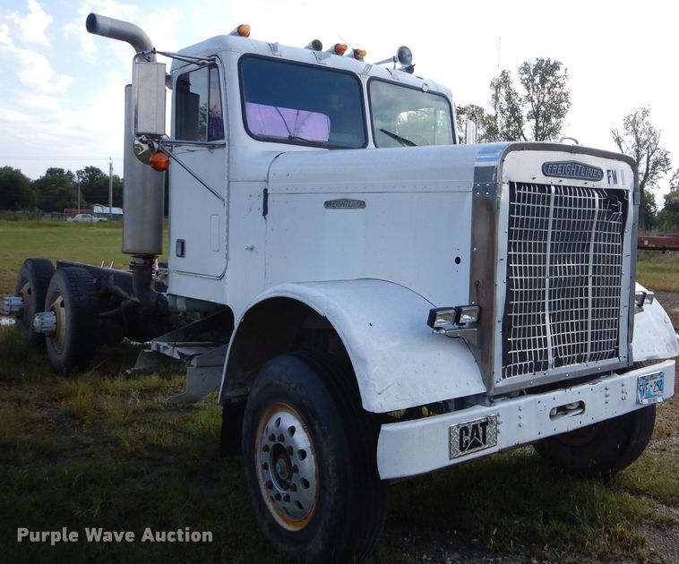 image for item EY9326 1980 Freightliner truck cab and chassis