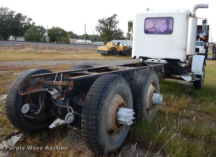image for item EY9326 1980 Freightliner truck cab and chassis
