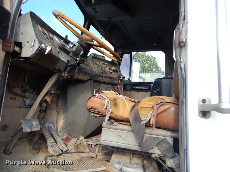 image for item EY9326 1980 Freightliner truck cab and chassis