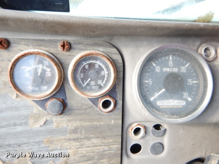 image for item EY9326 1980 Freightliner truck cab and chassis