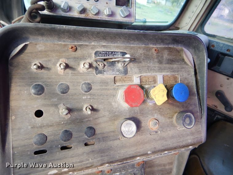 image for item EY9326 1980 Freightliner truck cab and chassis