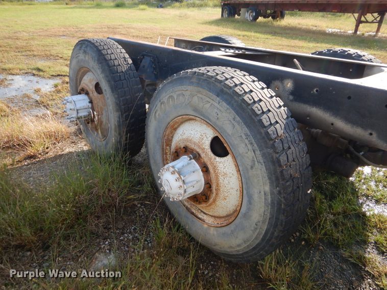 image for item EY9326 1980 Freightliner truck cab and chassis