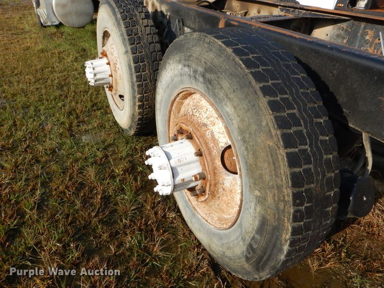 image for item EY9326 1980 Freightliner truck cab and chassis