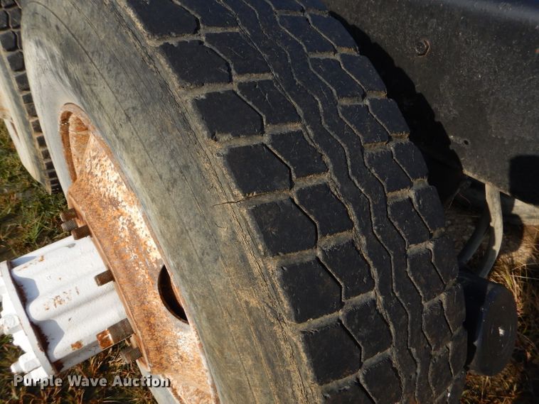 image for item EY9326 1980 Freightliner truck cab and chassis