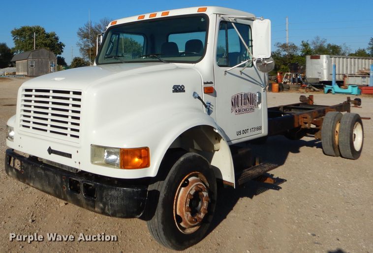 image for item EY9431 1999 International 4700 truck cab and chassis